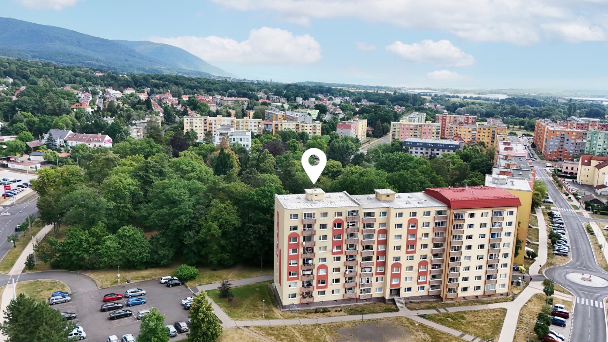 Bytový dům ve Smetanových sadech s parkem a výhledem na Krušné hory — letecký pohled